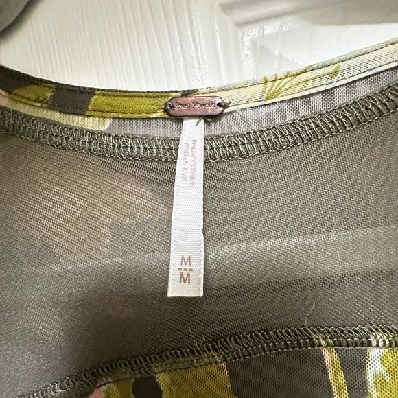 Free People Betty’s Garden Long Sleeves Stretch Top in Green Sz M Blue Flowers - Picture 5 of 7